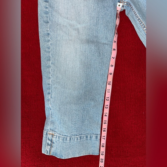 Levi’s Signature Light Wash Capri Jeans front slit - Picture 8 of 11